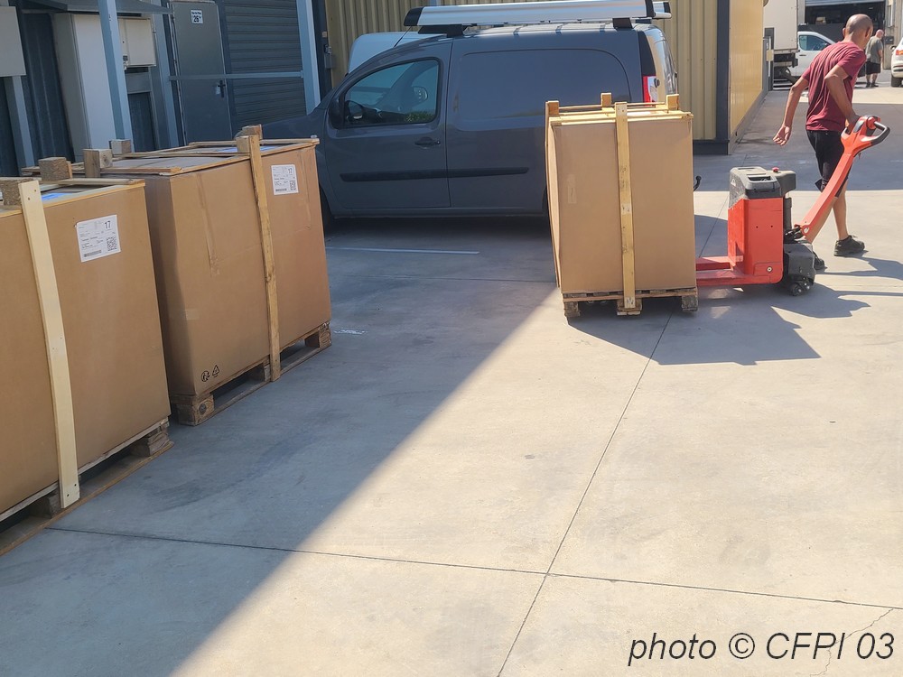 Caisse am�ricaine 1m3 sur palette euro pour l'exp�dition des extincteurs � recycler.