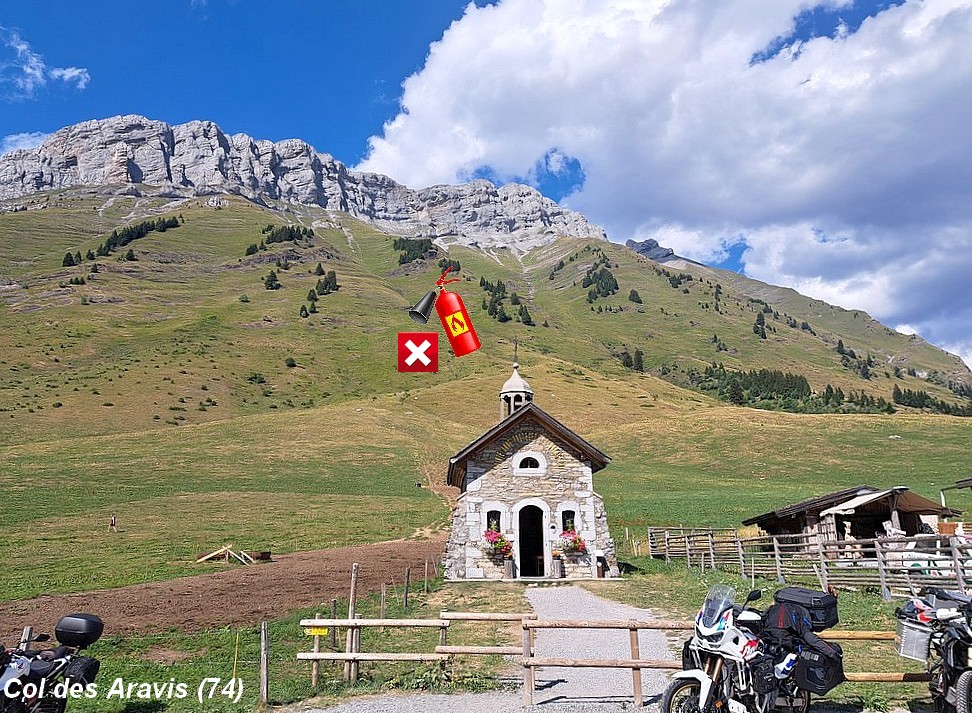 Col des Aravis (74) Ne pas jeter les vieux extincteurs dans la montagne, les faire recycler.