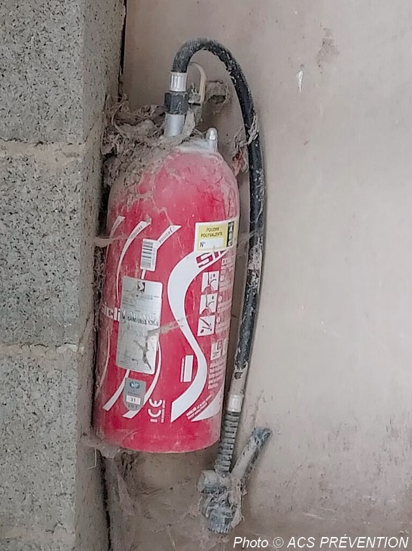 Extincteur p�rim�, non v�rifi�, bon pour le recyclage.