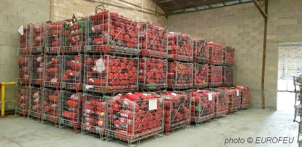 Caisse am�ricaine 1m3 sur palette euro pour l'exp�dition des extincteurs � recycler.