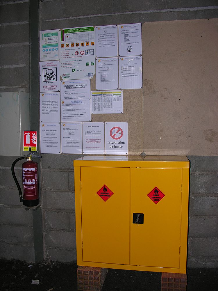 Armoire de s�curit� pour mati�res dangereuses