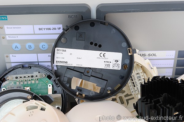 SIEMENS DO1104A dtecteur optique de fumee clat devant un ECS/CMSI BC1106-20-1F