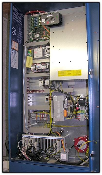 Unité centrale ACTIVA et Générateur aérosol DSPA dans une armoire contrôleur ascenseur
